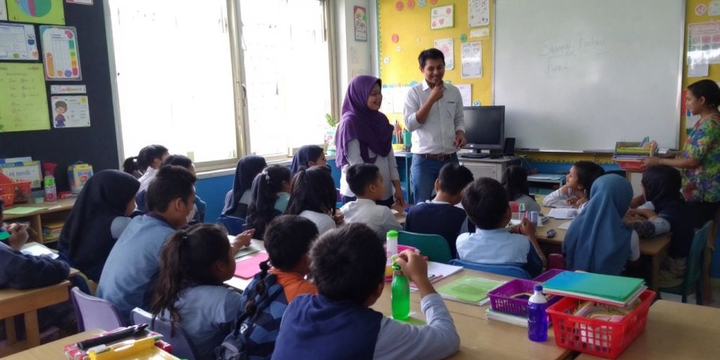 Kelas yang ceria di SD Gamaliel Palu dengan siswa aktif.