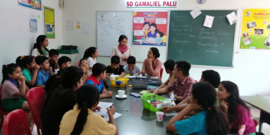 Kelas yang ceria dengan siswa belajar bersama di SD GAMALIEL PALU.